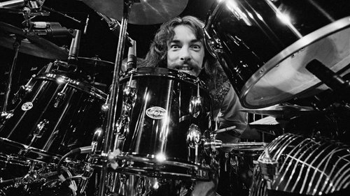 A morte do baterista Neil Peart, o porQUÊ do rock, e sua (DES)influência.